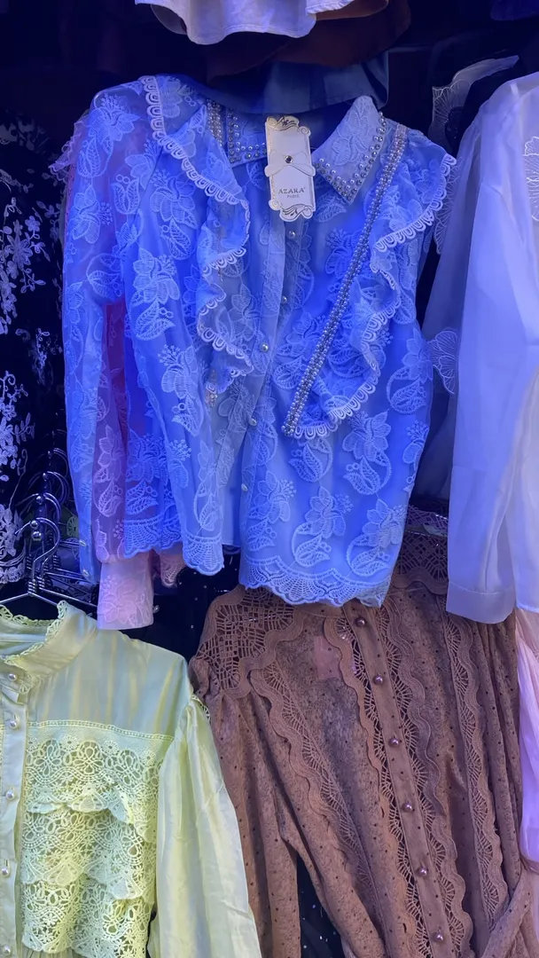 Chemise en Dentelle Brodée à Volants et Perles